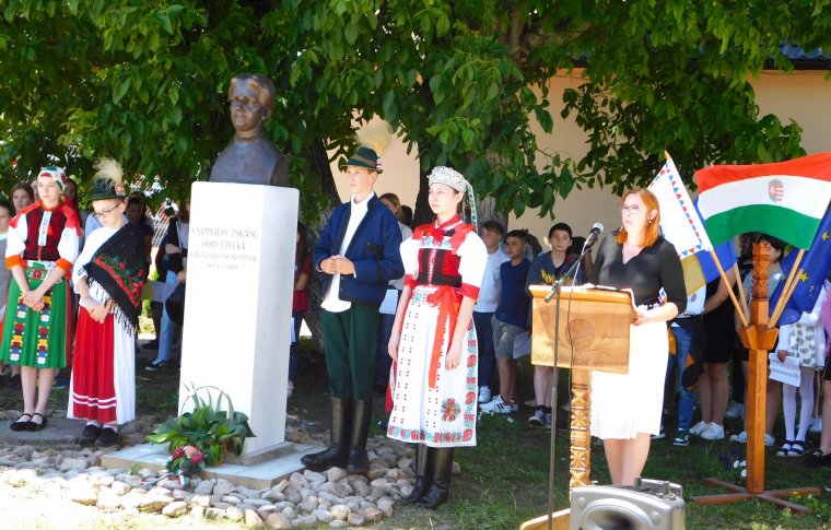 Az értékőrzés jegyében telt a kalotaszentkirályi alkotótábor, leleplezték Kalotaszeg nagyasszonyának mellszobrát