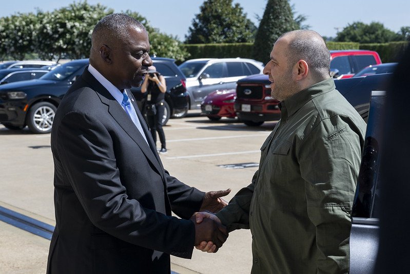Segítség. Lloyd Austin amerikai védelmi miniszter fogadja ukrán kollégáját, Rusztem Umerovot •  Fotó: X/Lloyd Austin
