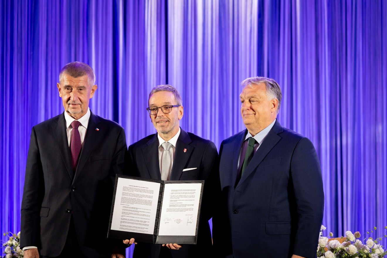 Orbán Viktor miniszterelnök,  Herbert Kickl, az Osztrák Szabadságpárt (FPÖ) elnöke és Andrej Babis korábbi cseh kormányfő, az Elégedetlen Polgárok Akciója (ANO) párt elnöke, miután aláírták a Patrióta kiáltvány az európai jövőért című közös nyilatkozatot •  Fotó: MTI/Miniszterelnöki Sajtóiroda/Fischer Zoltán