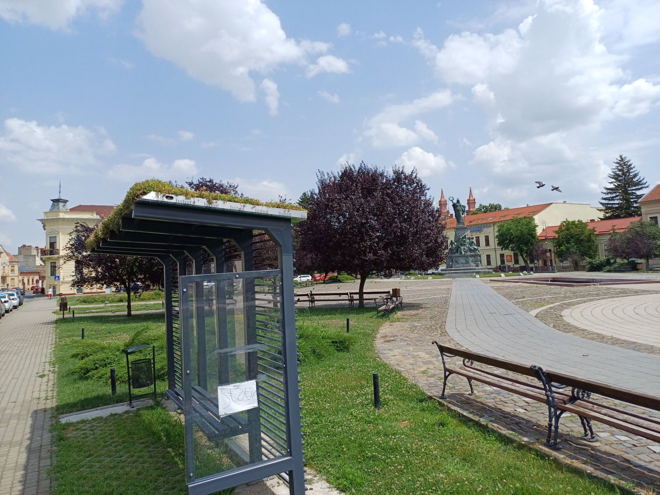 Az egyik zöld buszmegálló az aradi Szabadság-szobor közelében, a Román-magyar megbékélés parkjában •  Fotó: Pataky Lehel Zsolt