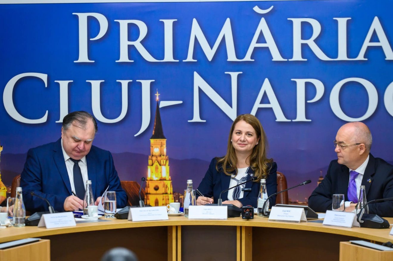 Ligia Deca oktatási miniszter többek között Emil Boc, Kolozsvár polgármestere (jobbra) jelenlétében írta alá a szerződéseket •  Fotó: Facebook/Emil Boc