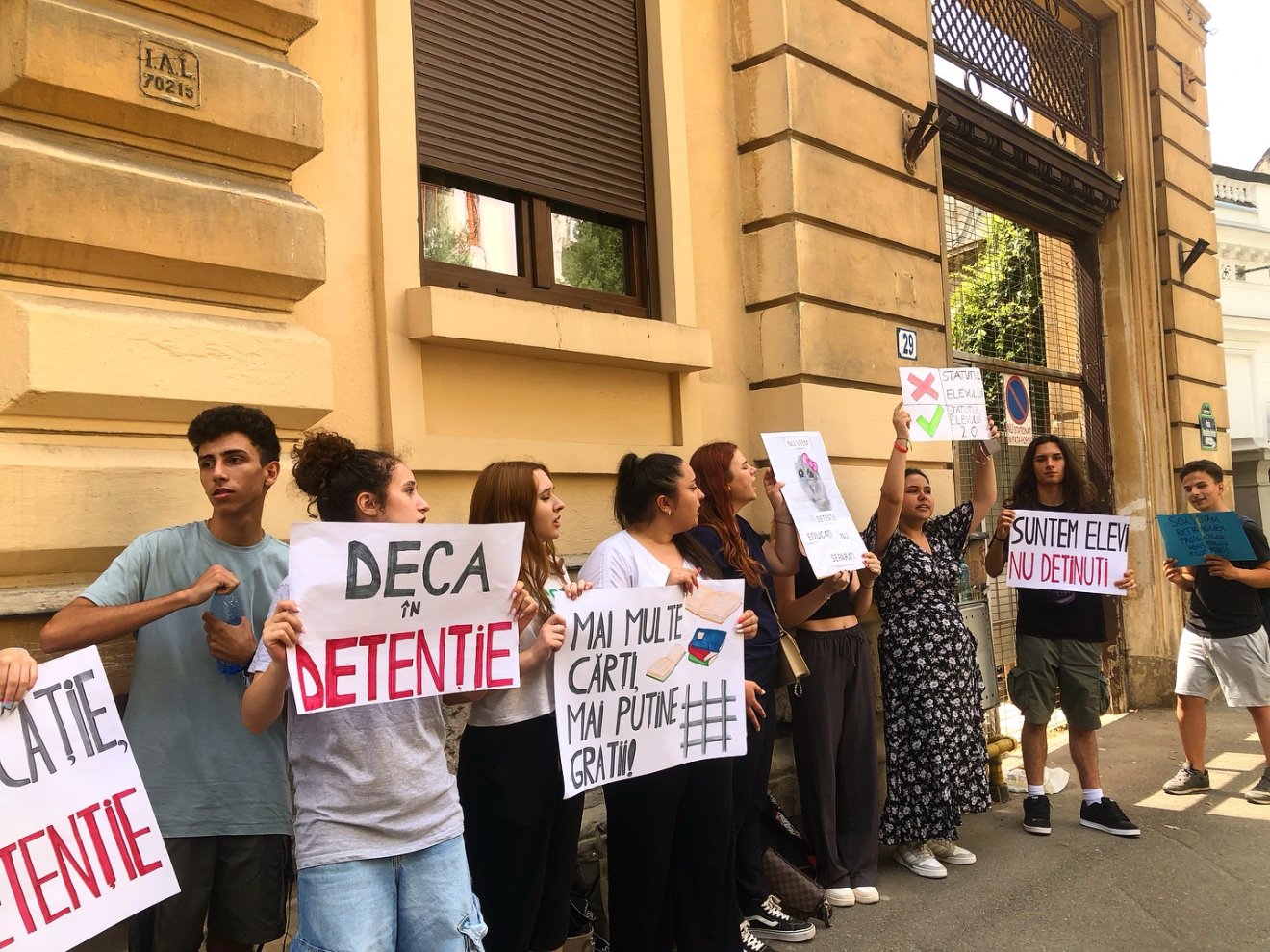 „Decát a fogdába!” – hirdeti a miniszternek szóló üzenet a tiltakozó diákok egyik feliratán •  Fotó: Diákképviselők Egyesülete/Facebook