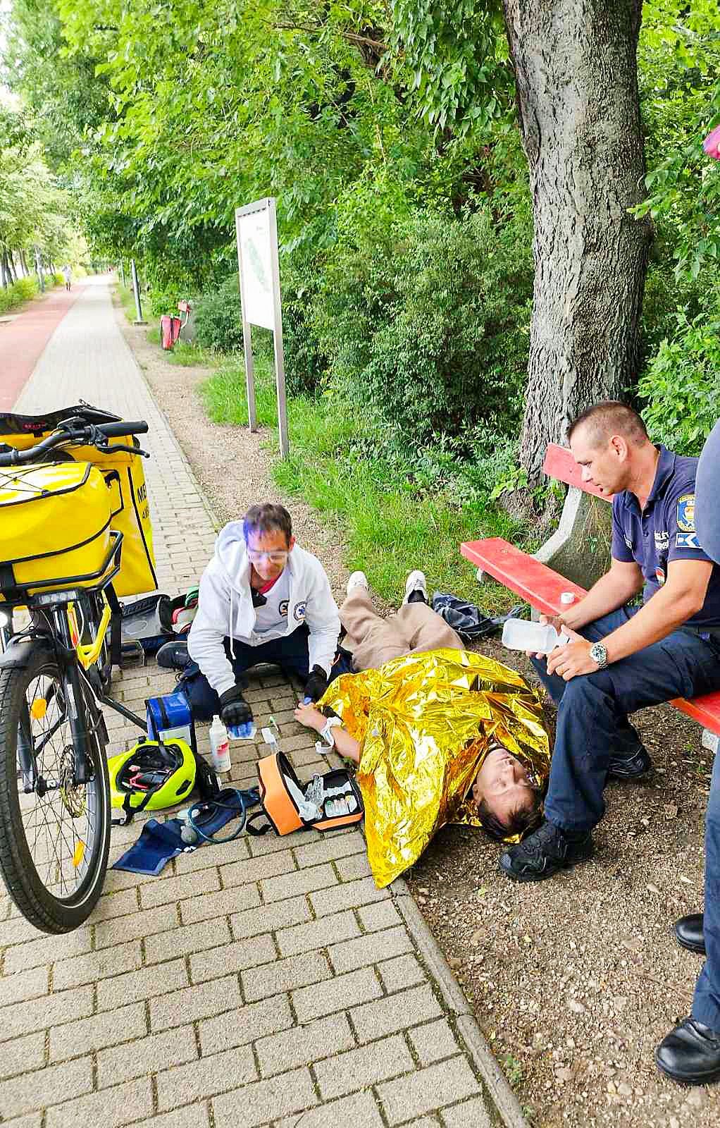 A parton a kiérkezett mentősök részesítették elsősegélyben a vízből kimenekített embert •  Fotó: Police.hu