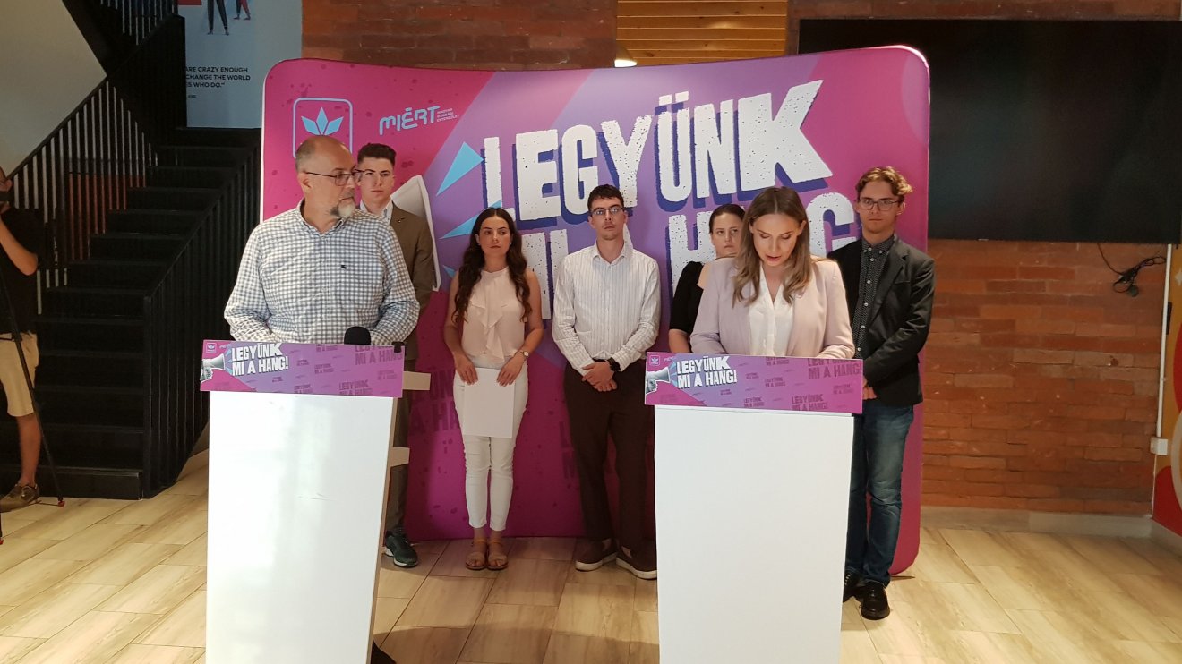 Kelemen Hunor RMDSZ-elnök és Szilágyi Dóra, a Magyar Ifjúsági Értekezlet vezetője szerint nem sokon múlt, hogy egy erdélyi magyar fiatal is bejusson az Európai Parlamentbe •  Fotó: Rostás Szabolcs