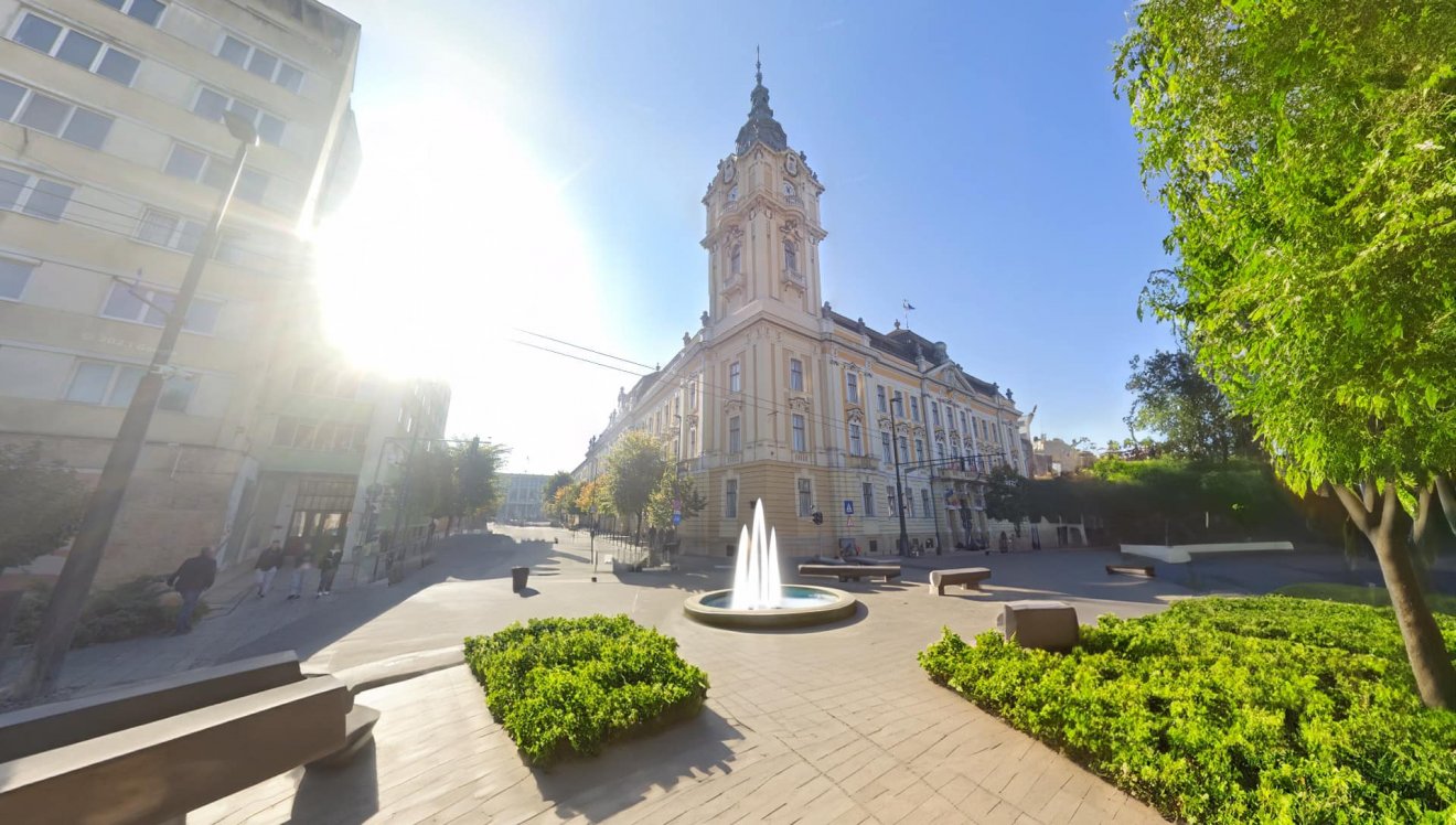 A polgármesteri hivatal előtt tér is bezöldülne •  Fotó: Facebook/Aaron Roberts