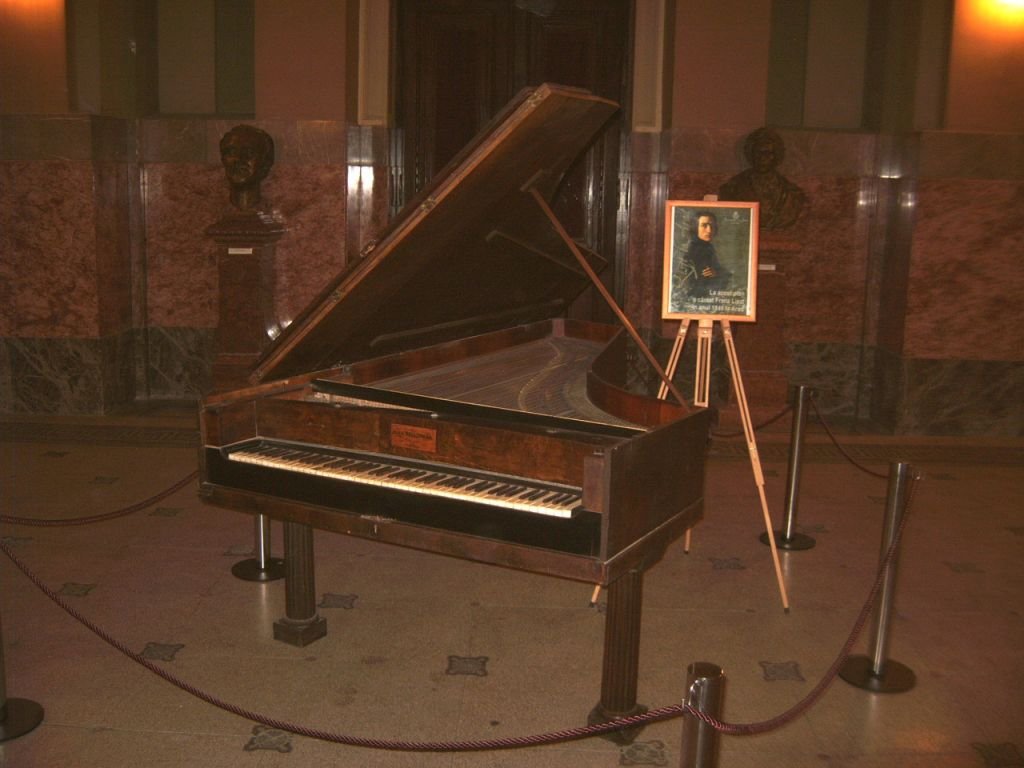 A „Liszt-zongora”, amelyen hajdanán a nagy zeneszerző játszott •  Fotó: Pataky Lehel Zsolt