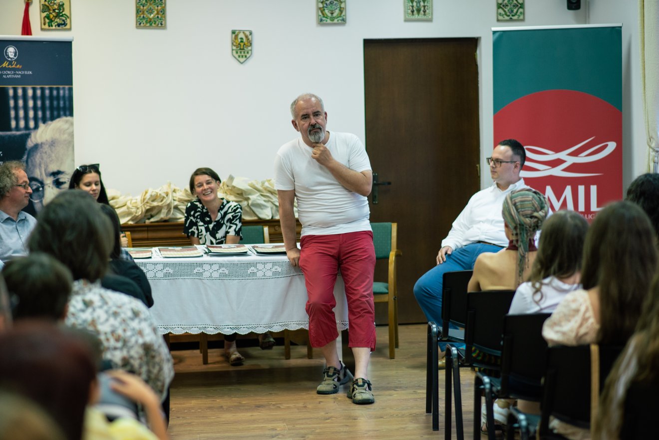 Szántai János E-MIL-elnök nem szeretné elengedni a fiatal, feltörekvő alkotók kezét •  Fotó: Blága Eszter