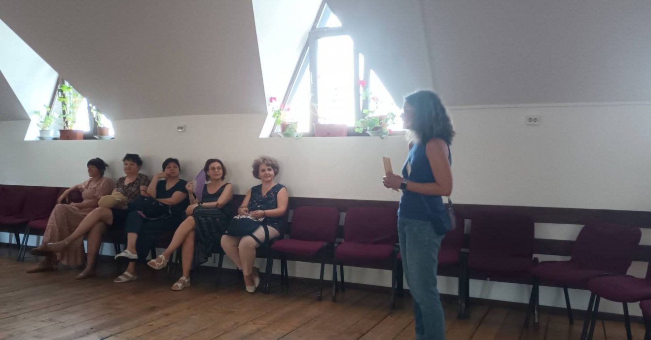 László Noémi (jobbról), a gyermeklapok főszerkesztője a válaszúti rendezvényen •  Fotó: Napsugár és Szivárvány gyermeklapok