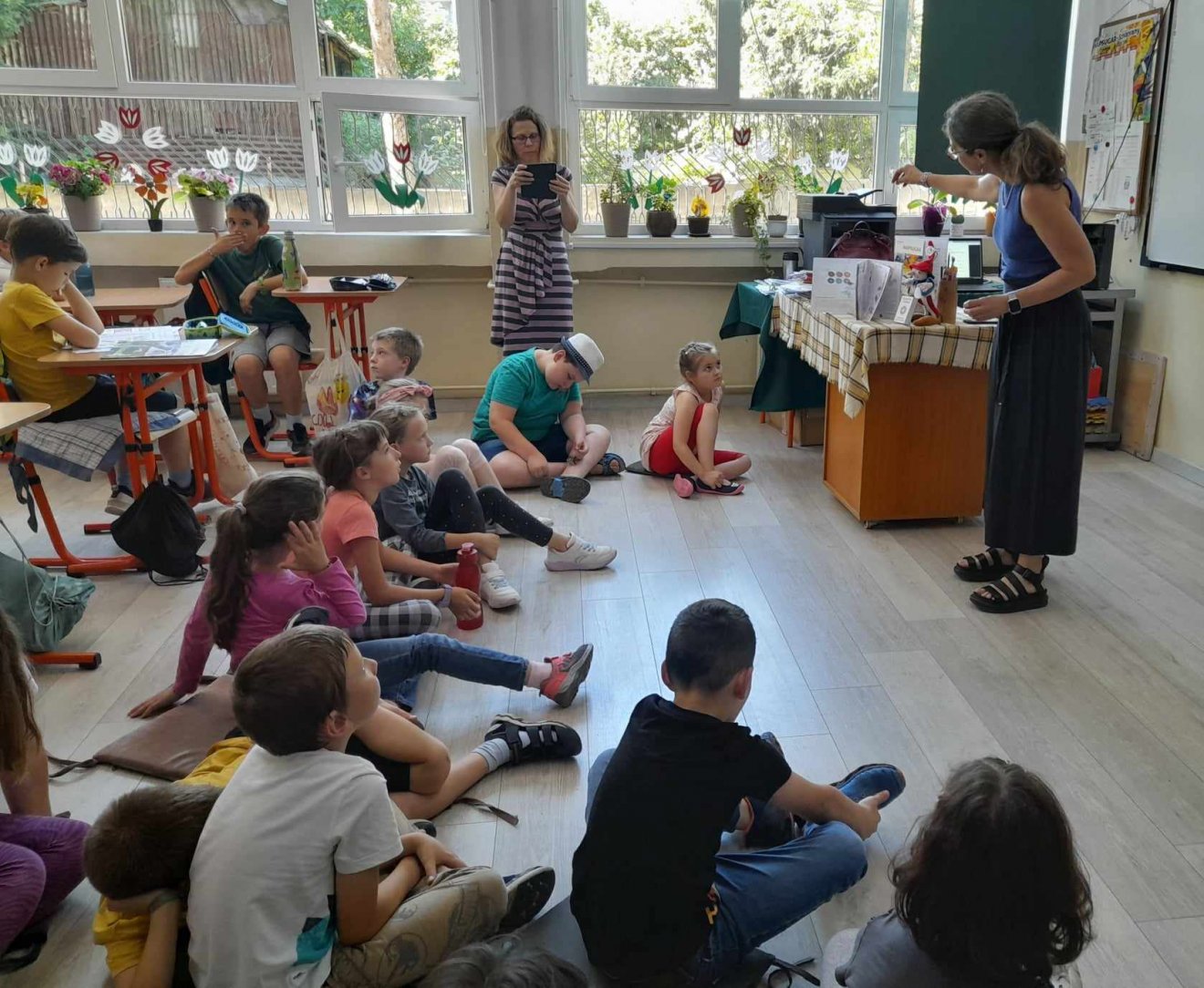 László Noémi főszerkesztőt (jobbról) nemrég a kolozsvári zeneiskola elemi osztályában is vendégül látták •  Fotó: Napsugár és Szivárvány gyermeklapok