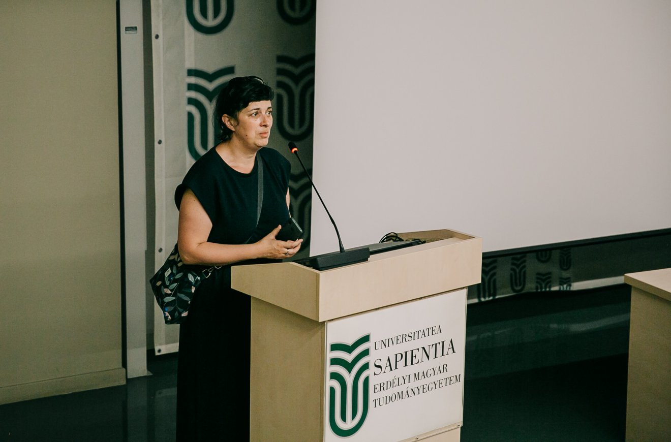 Blos-Jáni Melinda tanszékvezető a Sapientia EMTE Filmművészet, Fotóművészet és Média Szaka a First Cut elnevezésű, tanév végi eseményen •  Fotó: Sapientia/Szabó Efraim