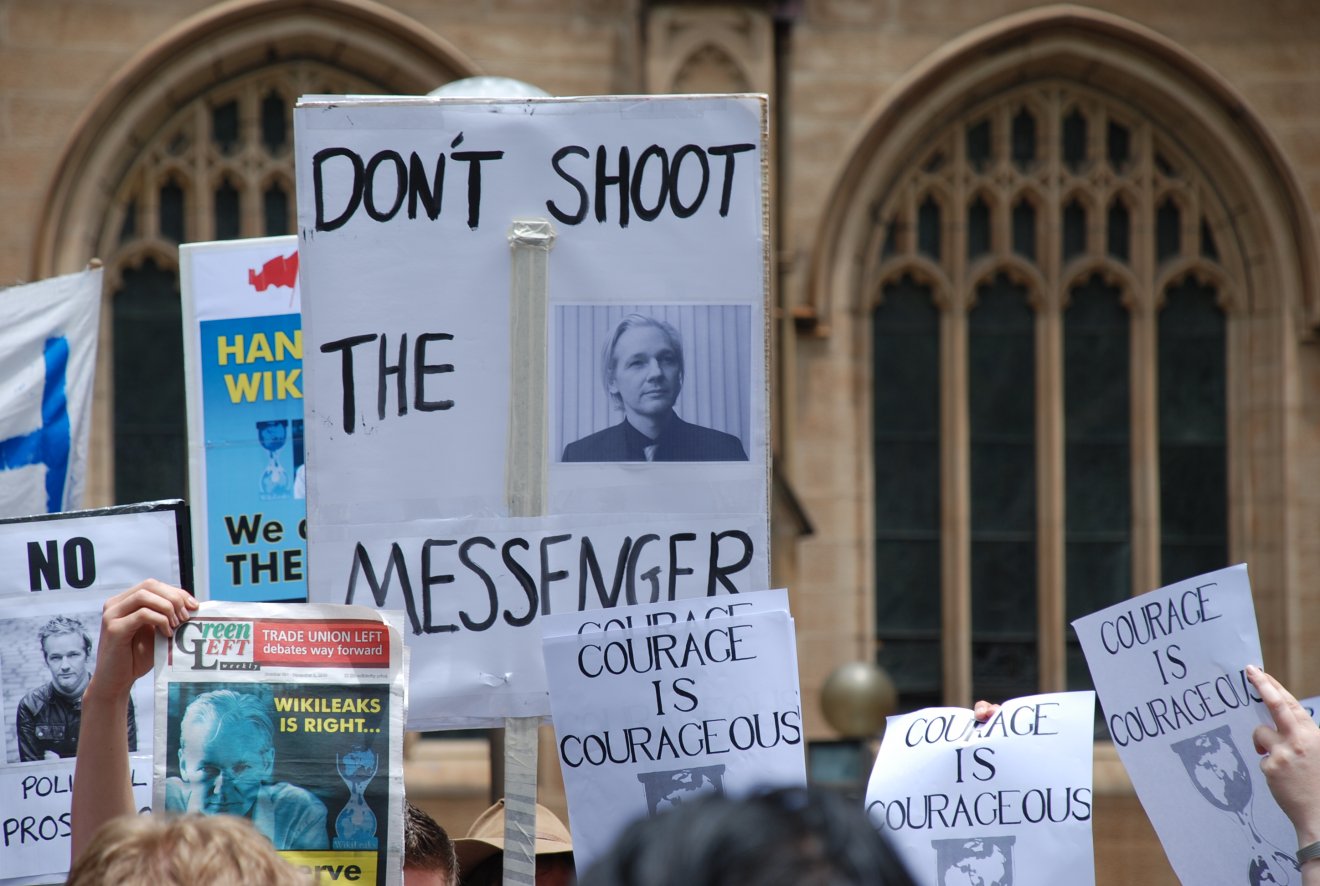 Korábbi tüntetés Julian Assange mellett •  Fotó: Wikipédia/Elekhh