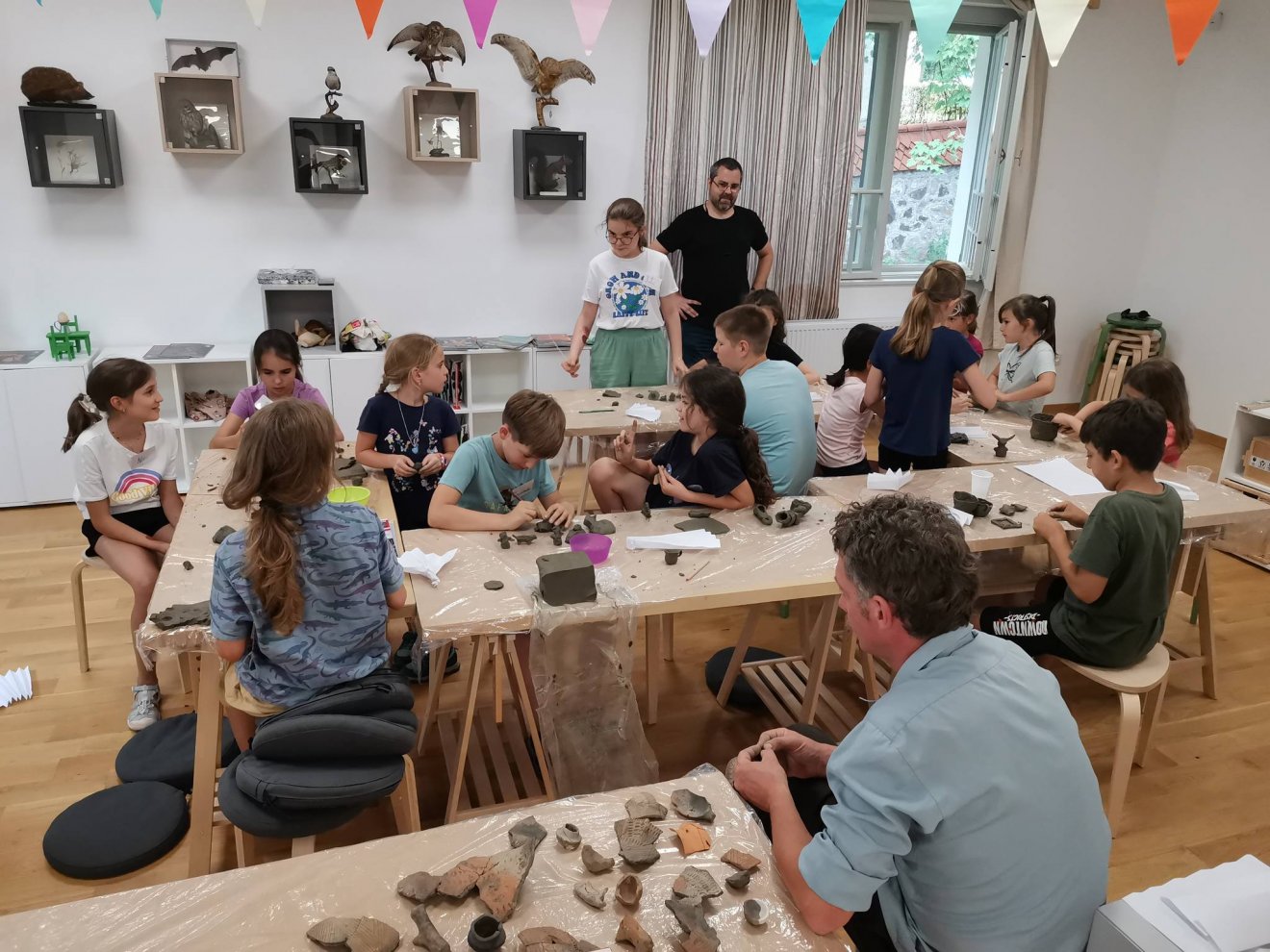 A táborok legfontosabb célja, hogy megismertessék a gyermekekkel a régészet lényegét: az alapvető célokat, munkamódszereket és ezek hozadékát •  Fotó: Székely Nemzeti Múzeum