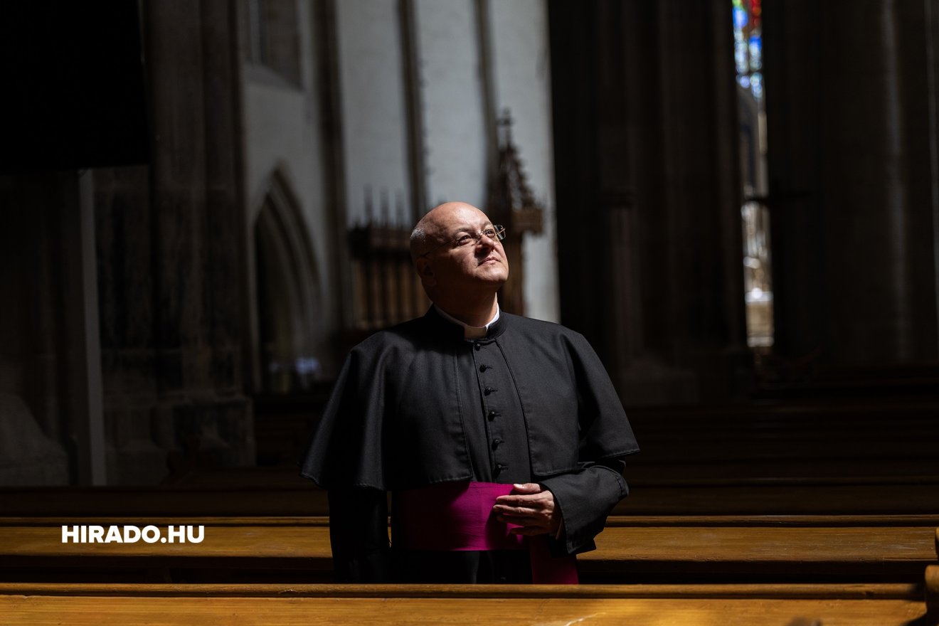 László Attila főesperes, a Szent Mihály-templom plébánosa •  Fotó: hirado.hu/Horváth Péter Gyula