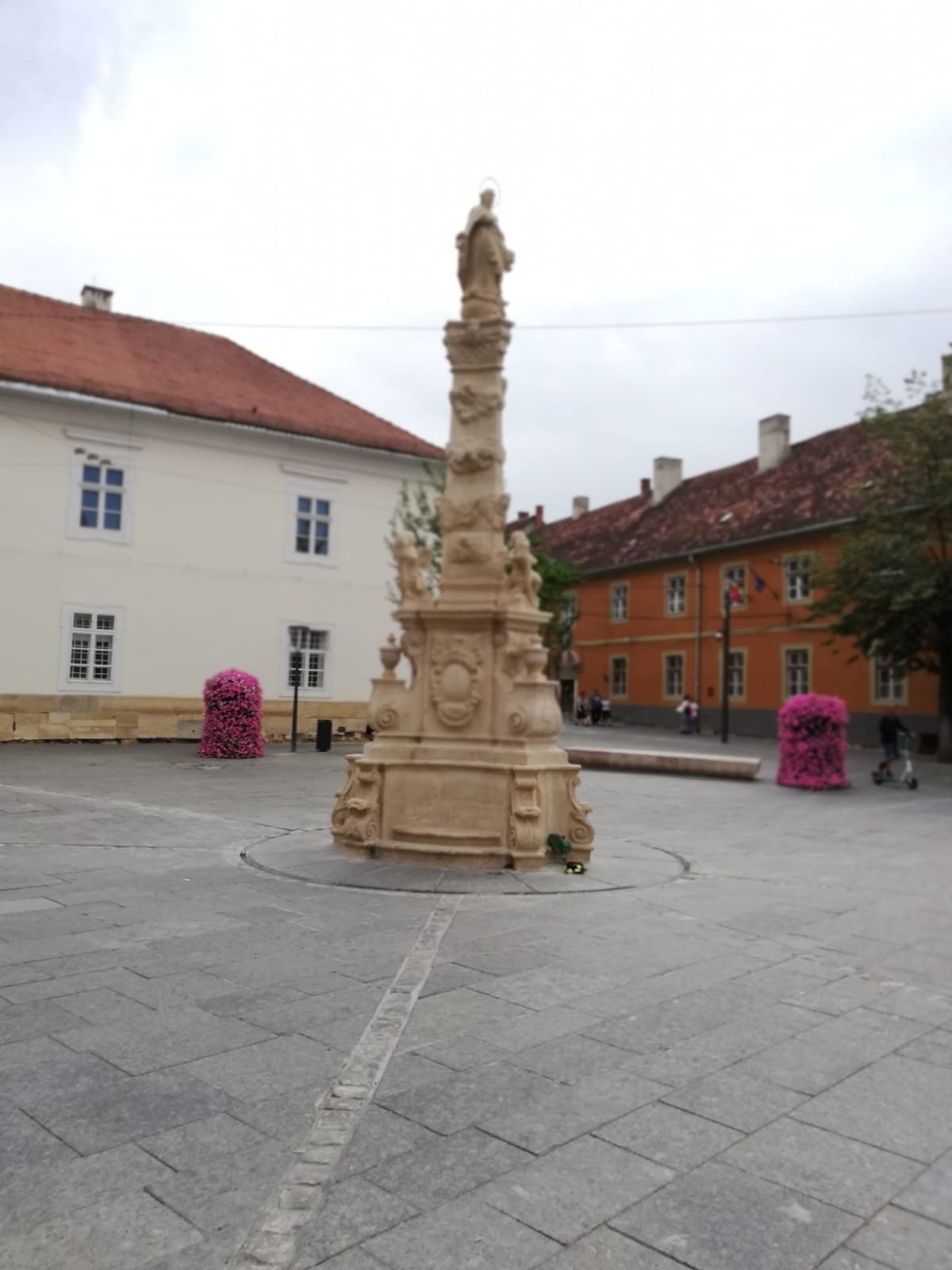 Eredeti helyén, az Egyetem utcában áll a fogadalmi Mária-oszlop •  Fotó: Makkay József