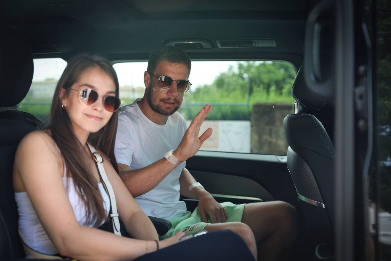 Varga Barnabás párjával, Laurával, immár otthon, Magyarországon •  Fotó: Fradi.hu