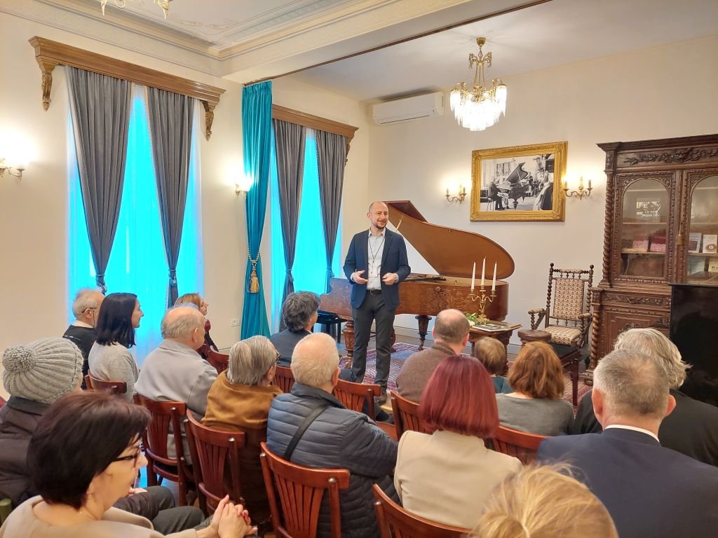 Ápolják Jacques Faix örökségét. Mihai Săcui, az aradi Zongora Háza tulajdonosa •  Fotó: Pataky Lehel Zsolt