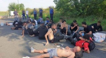 Több tucat dehitratált állapotban lévő személyre bukkantak a határrendészek egy kamion rakterében