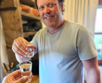 A Bihar megyei barangolás után az ország legrégebbi hegyi vasútját is kipróbálta Charlie Ottley brit filmrendező