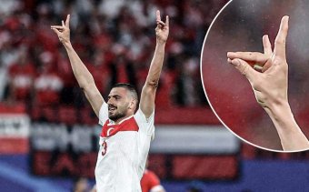 Kétmeccses eltiltást kapott a gólöröme közben mutatott kézjel miatt a törökök legjobbja