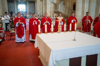 „Legyetek Krisztus képmása” – öt áldozópapot szenteltek Gyulafehérváron Szent Péter és Szent Pál apostolok főünnepén