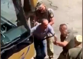 Mindennaposak a hatósági fegyveres emberrablások Ukrajnában, rettegésben élnek a hadköteles férfiak