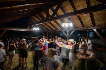 Csűrökben ropják Kalotaszeg legkiválóbb zenészeinek muzsikájára az ifjúsági vándor néptánctábor résztvevői