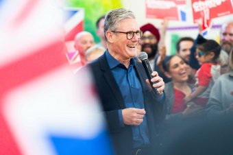 Már fel is kérte III. Károly kormánya megalakítására a választásokat megnyerő Sir Keir Starmert