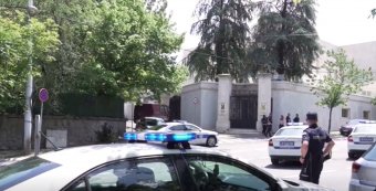 Íjpuskás, feltehetően iszlamista merénylőt lőttek le Izrael belgrádi nagykövetségénél