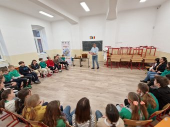 Továbbadják tudásukat a gyerekeknek a falugazdászok, kisméhészeket oktatnak a Partiumban