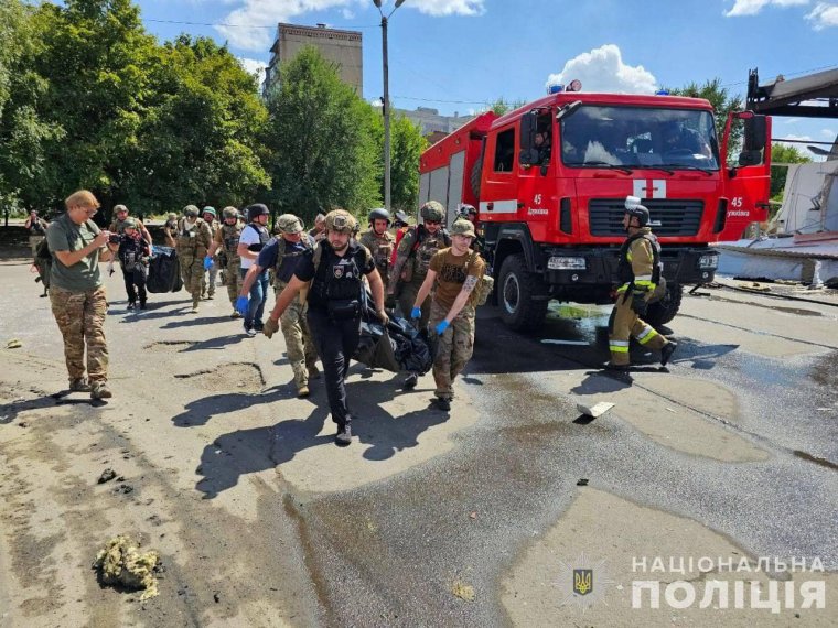 Ukrajnai bevásárlóközpontot bombáztak az oroszok, sok az áldozat (VIDEÓ)