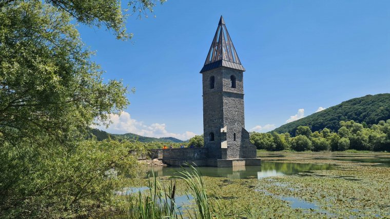 A kommunista rendszer által elárasztott Bözödújfalunak állít emléket az Összetartozás temploma