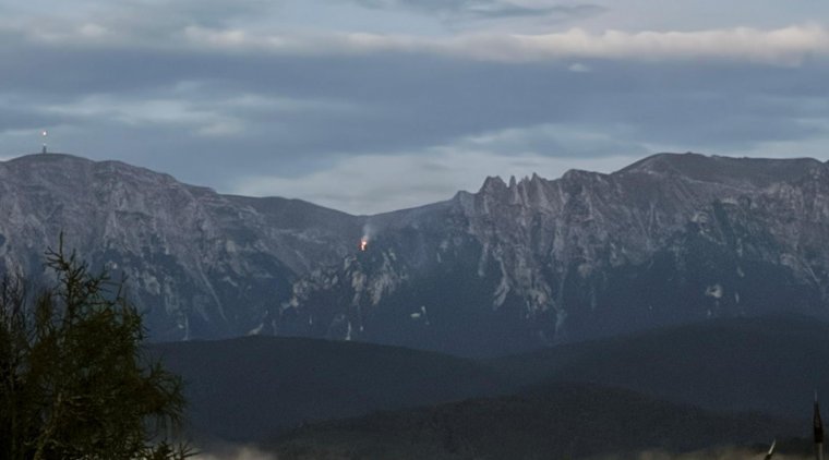 Bozóttüzet okozott a villámlás a Bucsecs-hegységben, helikoptert is be kell vetni