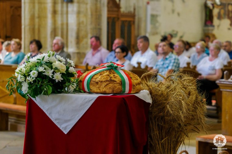Megáldották a magyarok kenyerét a Szent Mihály-templomban: ezer tonna búza gyűlt össze a Kárpát-medencében (VIDEÓ)