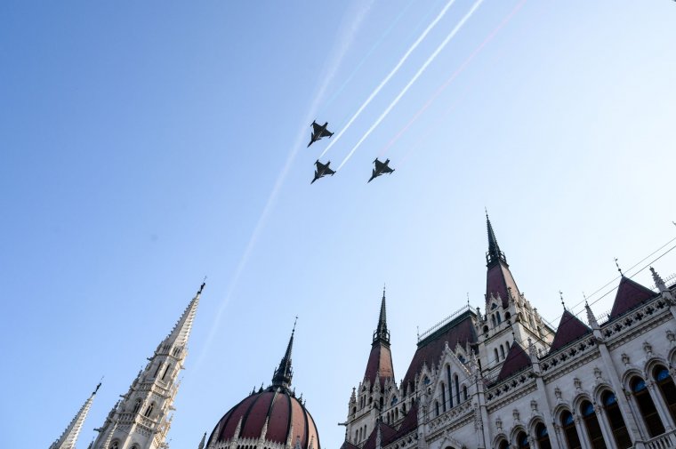 Augusztus 20.: zászlófelvonással, légi parádéval kezdődött a budapesti eseménysorozat