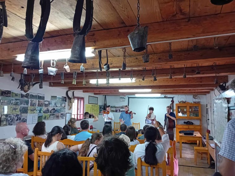 Mezőség és Kalotaszeg népdalkincsét tártja a közönség elé a szamosújvári Nádas zenekar