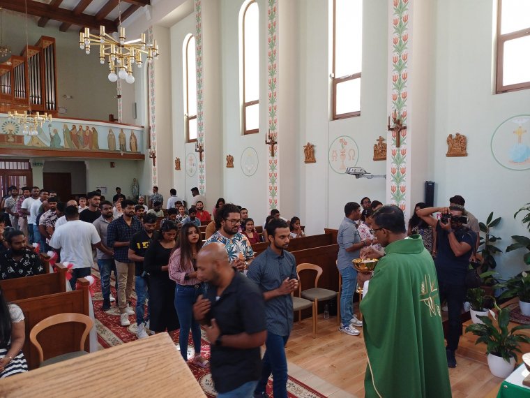 Magyar nyelvű miséket látogatnak a Srí Lanka-i vendégmunkások Arad megyében