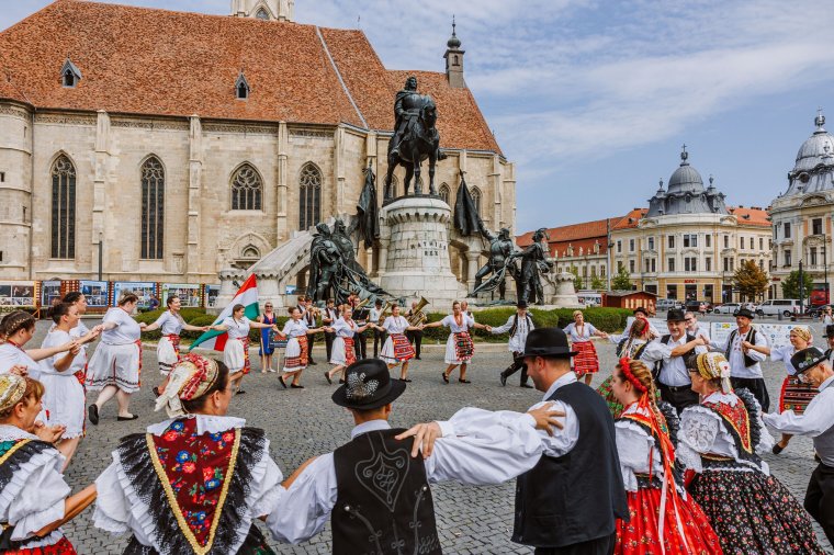Kavalkád a javából: görög néptáncot is tanulhattak a kincses város Főterén összegyűlt magyarnapozók (VIDEÓ)