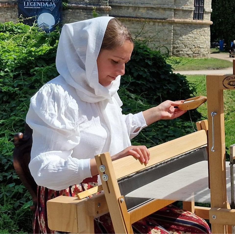 A Népművészet Ifjú Mestere a jövőben alkotni és tanítani is szeretne •  Fotó: Facebook/Imola szövőműhelye