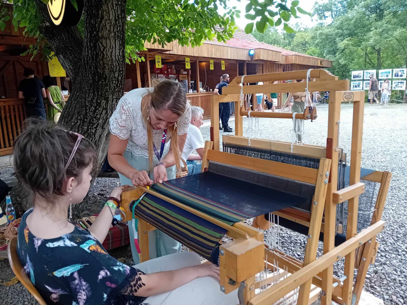 Antal Imola idén is megmutatta a szövés alapjait a mérai csűrfesztiválozóknak •  Fotó: Bede Laura
