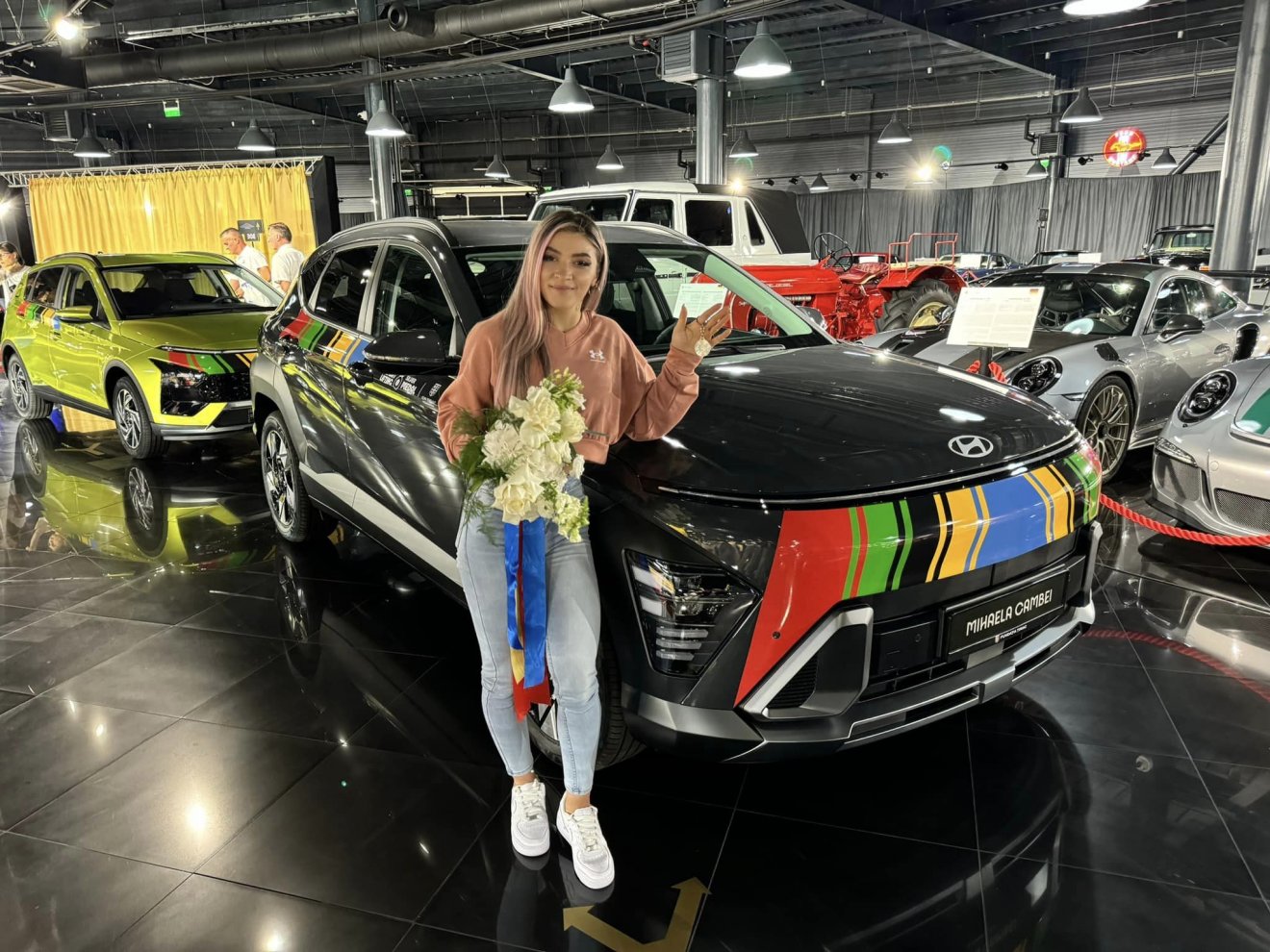 Mihaela Valentina Cambei olimpiai ezüstérmes súlyemelő is megkapta a neki járó járgányt •  Fotó: Facebook/Federatia Romana de Haltere
