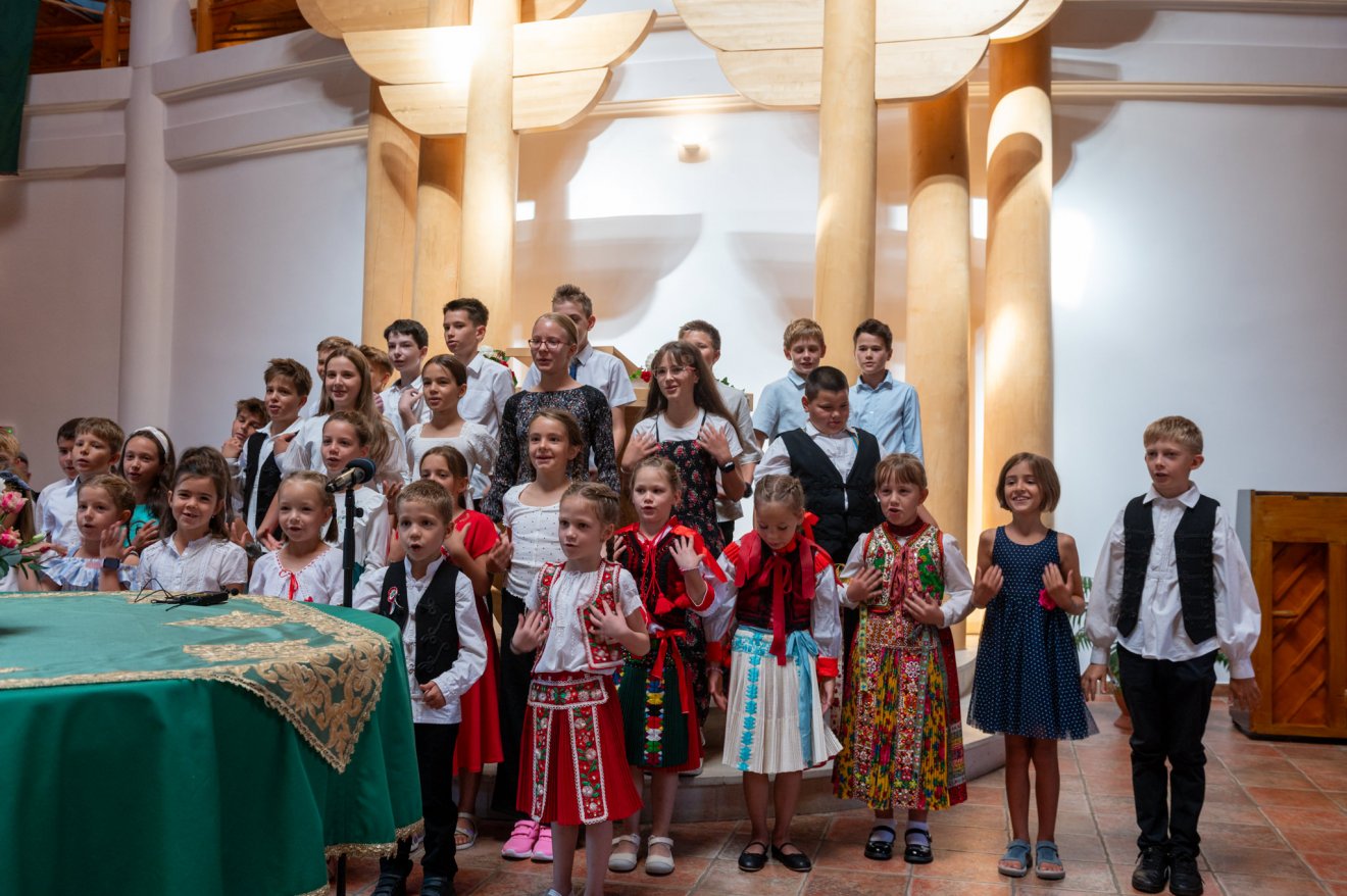 Kicsik és nagyobbak műsora a Makovecz Imre tervezte Donát úti református templomban tartott hálaadó istentiszteleten •  Fotó: Kiss Gábor/Református.ro