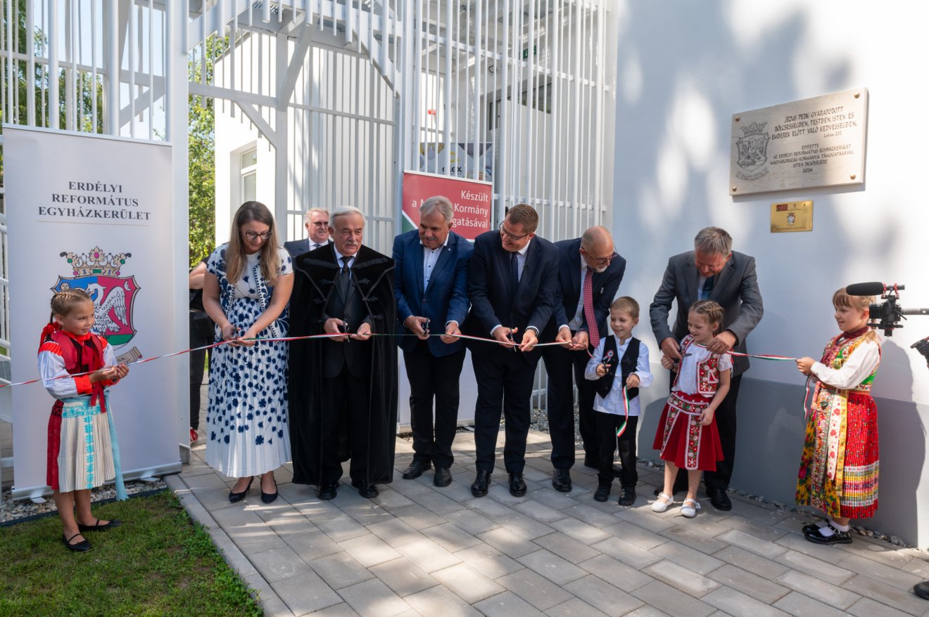 A kedden felavatott épületben ősztől két bölcsődei és remények szerint az óvodai csoport is elindul •  Fotó: Kiss Gábor/Református.ro