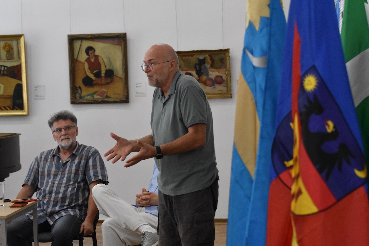 Lucian Nastasă-Kovács, a Kolozsvári Művészeti Múzeum igazgatója (állva) úgy vélte, történelmi szemléletváltásra lenne szükség •  Fotó: Gazda Árpád