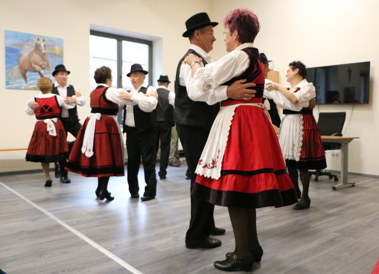 Tánc is szerepel az idősfoglalkoztató programjai között, ősztől pedig főzést is indítanak gyakorló séffel •  Fotó: Székelyudvarhely Megyei Jogú Város Polgármesteri Hivatala