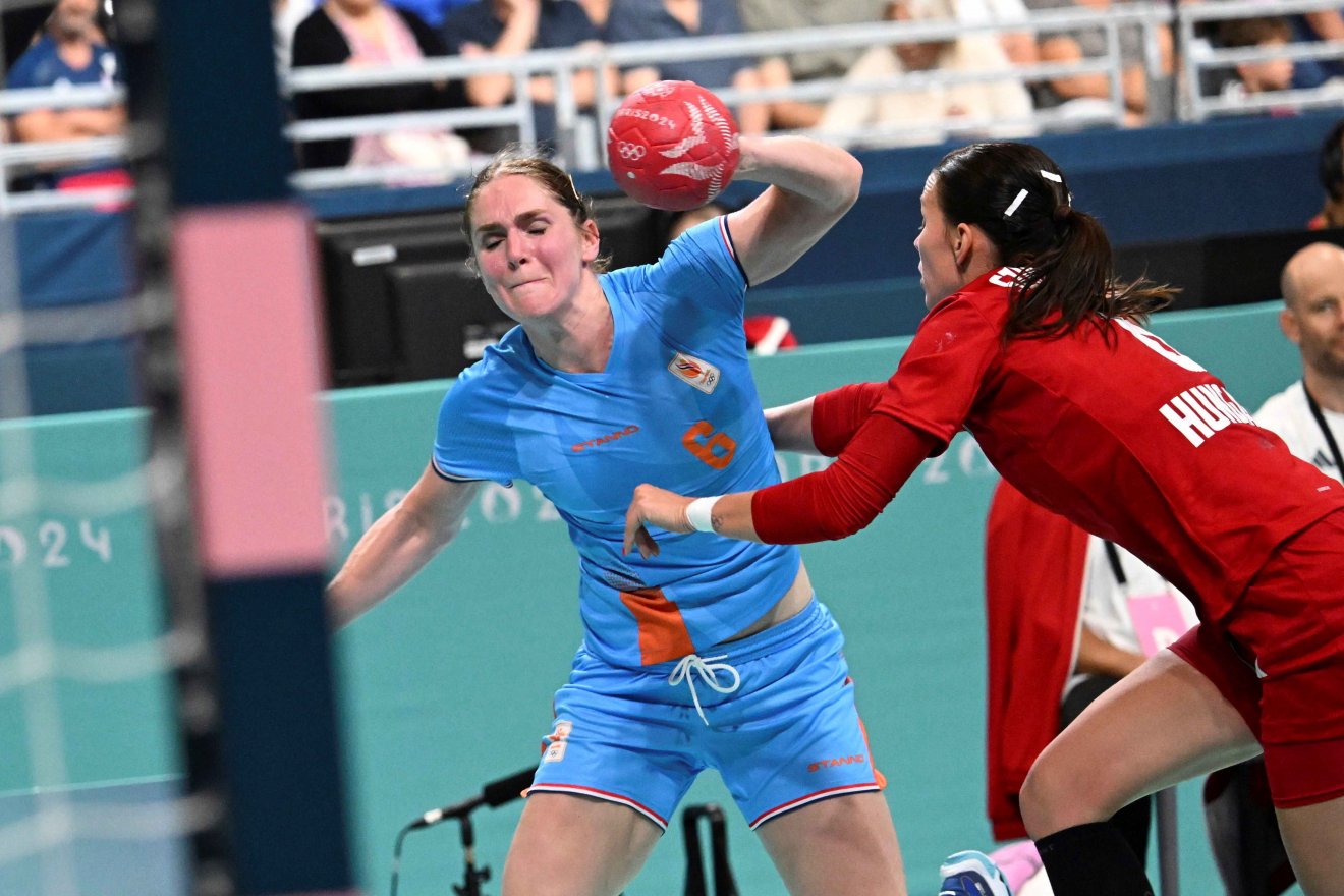 Szöllősi-Schatzl Nadine (jobbra) és a holland Lois Abbingh a 2024-es párizsi nyári olimpia női kézilabdatornájának B csoportjában játszott Magyarország - Hollandia mérkőzésen •  Fotó: MTI/Illyés Tibor