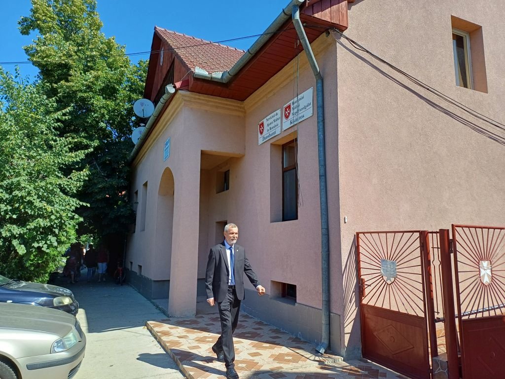 László Lajos, az otthon és a szervezet vezetője érkezik a vendégek fogadására •  Fotó: Pataky Lehel Zsolt