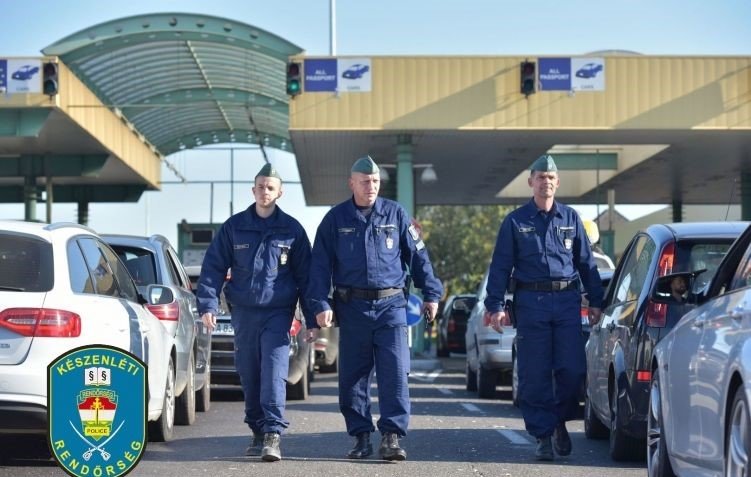 Magyar határvadász rendőrök. Gyakran csempészárura vagy lopott kocsira bukkannak •  Fotó: Police.hu