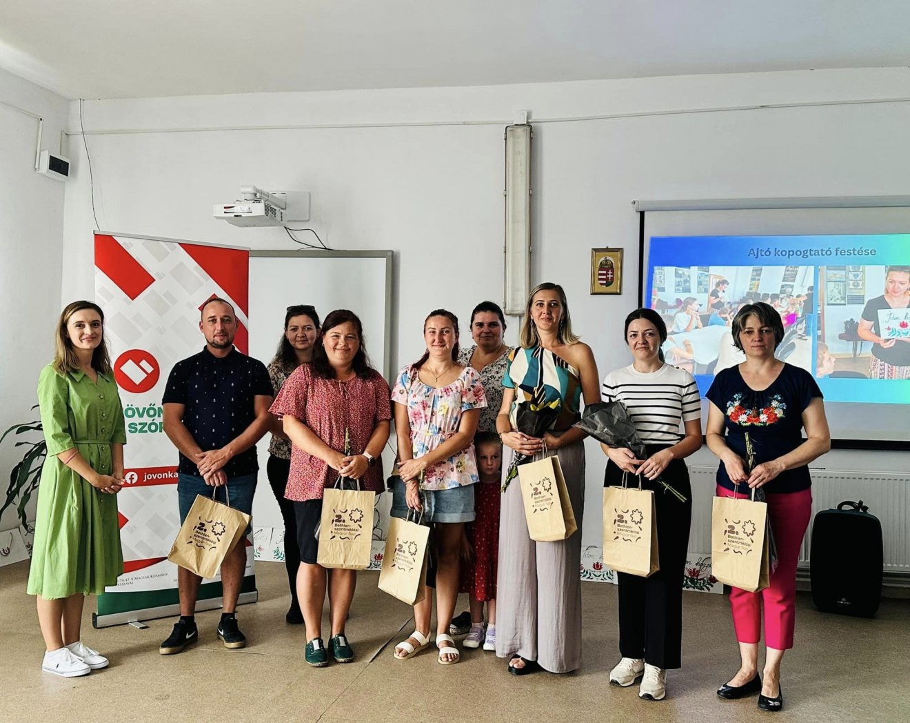 Bodoczi Annamária, a Jövőnk a Szórványban Egyesület elnöke (balra) hangsúlyozta, a munkában oroszlánrészt vállalnak a helyi pedagógusok •  Fotó: Jövőnk a Szórványban Egyesület