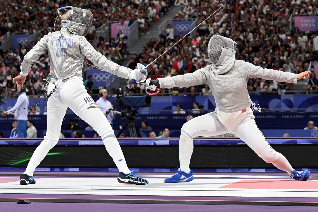 Pusztai Liza (balra) és a japán Fukusima Sihomi a  párizsi olimpia női kard csapatversenyének negyeddöntőjében a Grand Palais kiállítócsarnokban. •  Fotó: MTI/Illyés Tibor