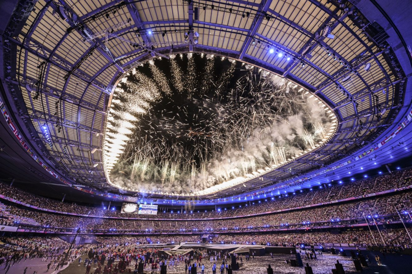 Tűzijáték a 2024-es párizsi nyári olimpia záróünnepségén a Stade de France-ban •  Fotó: MTI/Czeglédi Zsolt